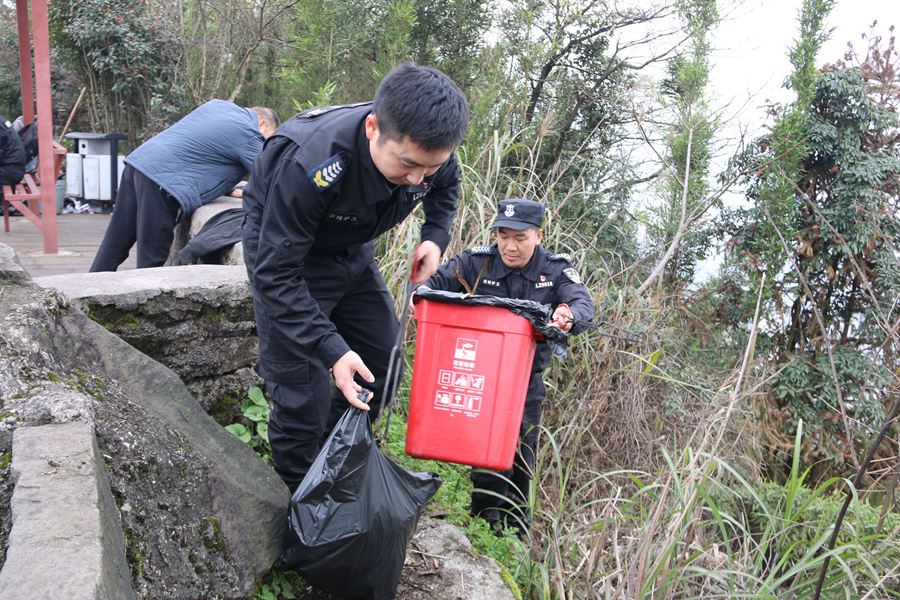 4山頂涼亭外撿垃圾 (2).JPG